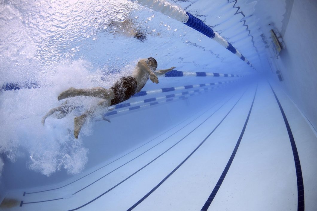 Nageur en plein entraînement aérobie en piscine, élément clé d'un programme personnalisé en natation.